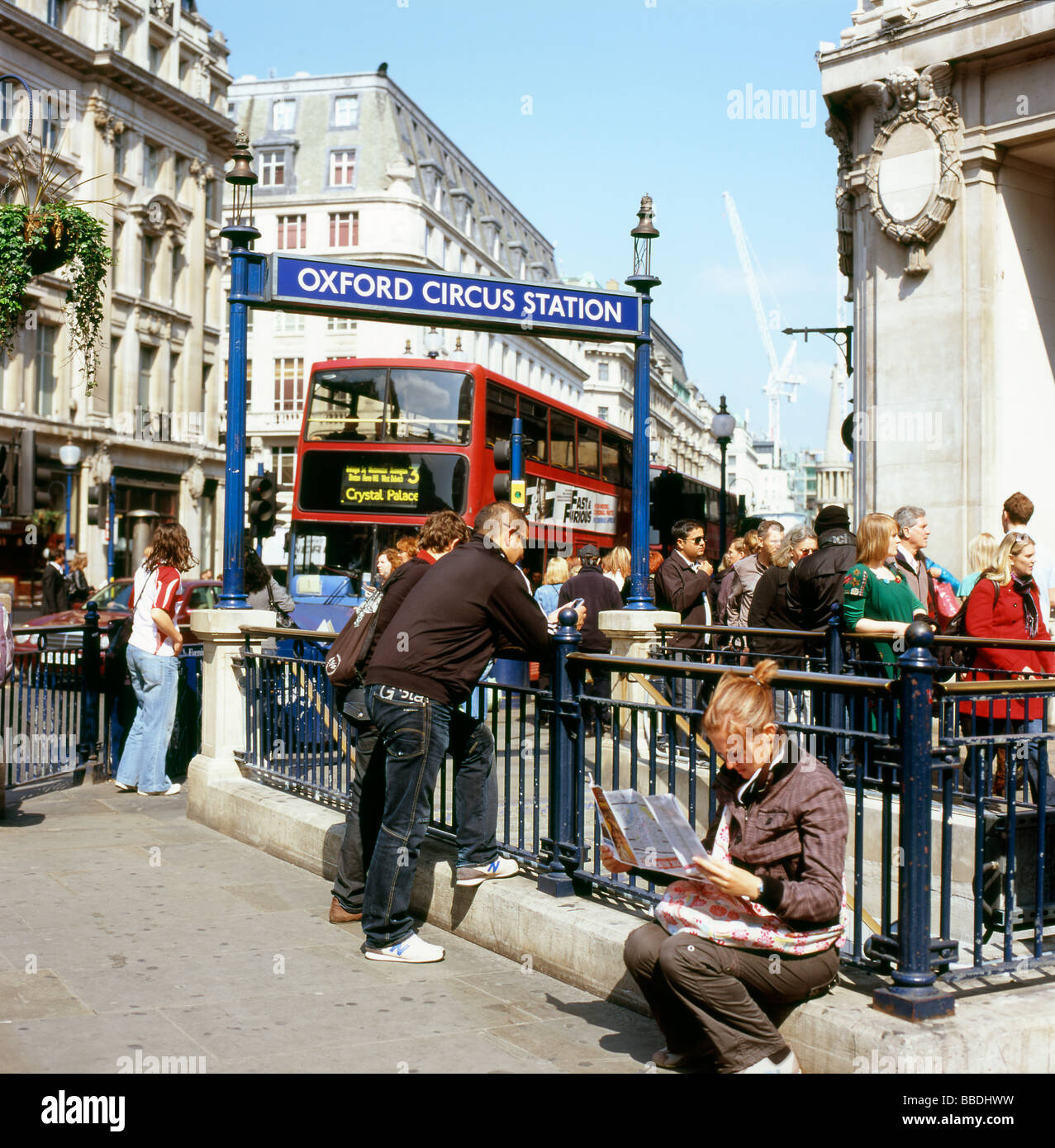 Oxford Circus Stazione della Metropolitana entrata tubo di firmare la gente Londra Inghilterra KATHY DEWITT Foto Stock