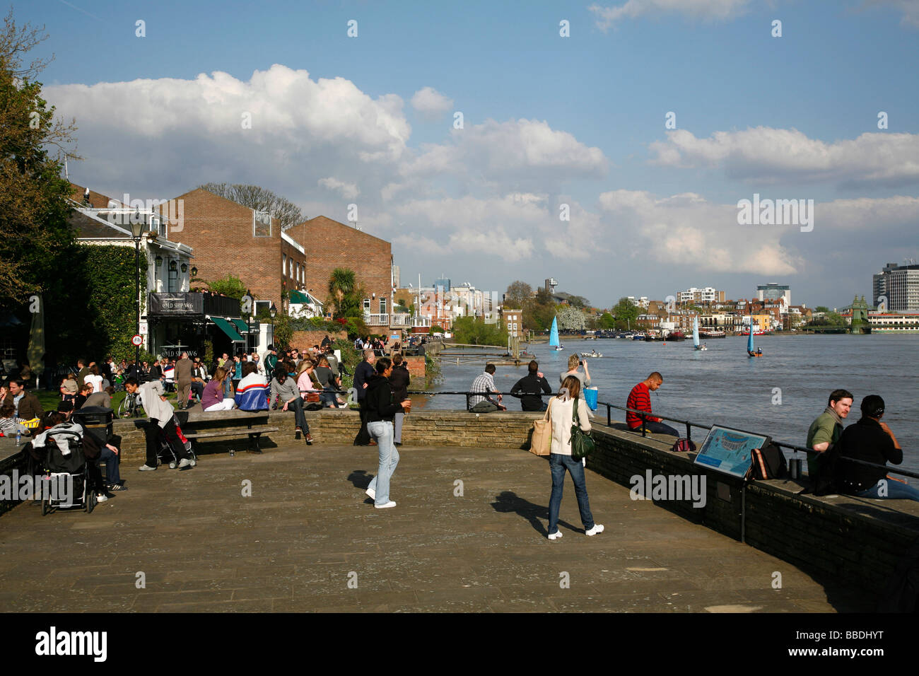 Old Ship pub sulla Thames Path accanto al Fiume Tamigi a Hammersmith, London, Regno Unito Foto Stock