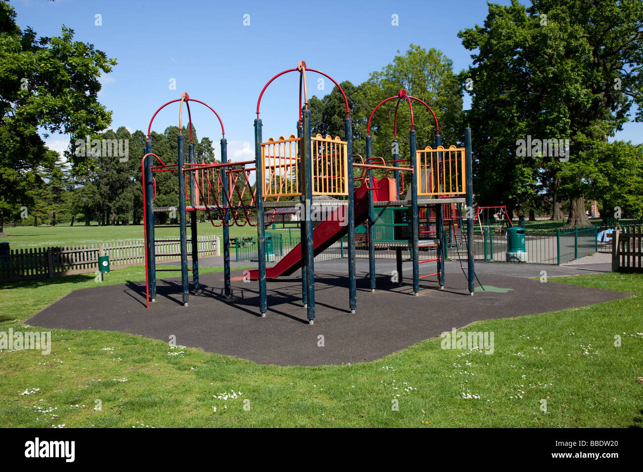 Parco giochi per bambini protetto dal tappetino di sicurezza realizzato da vecchi pneumatici per auto Newport South Wales UK Foto Stock