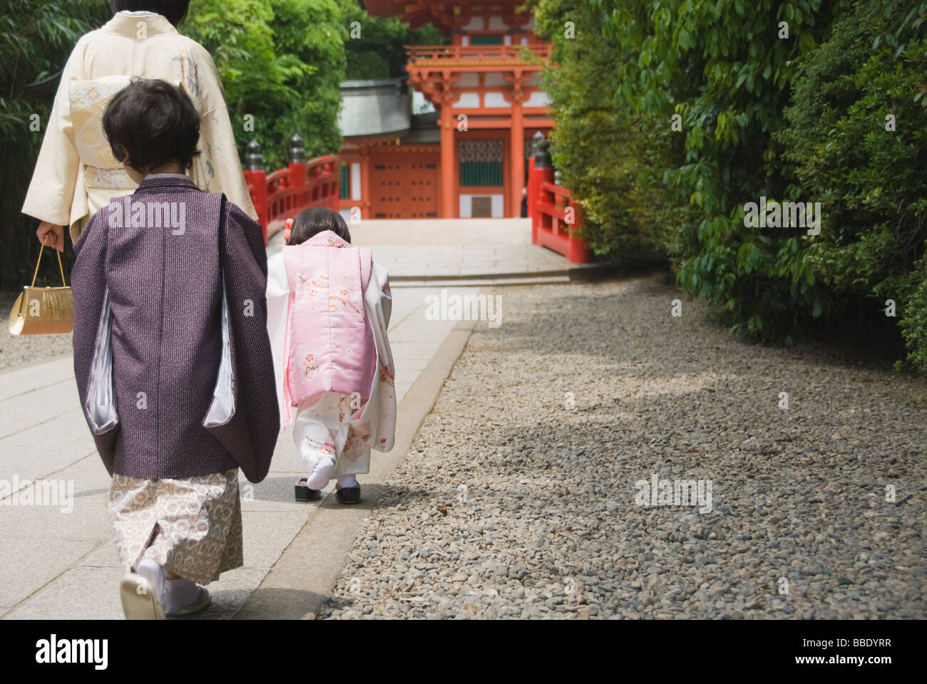 Famiglia giapponese a piedi al Santuario Foto Stock