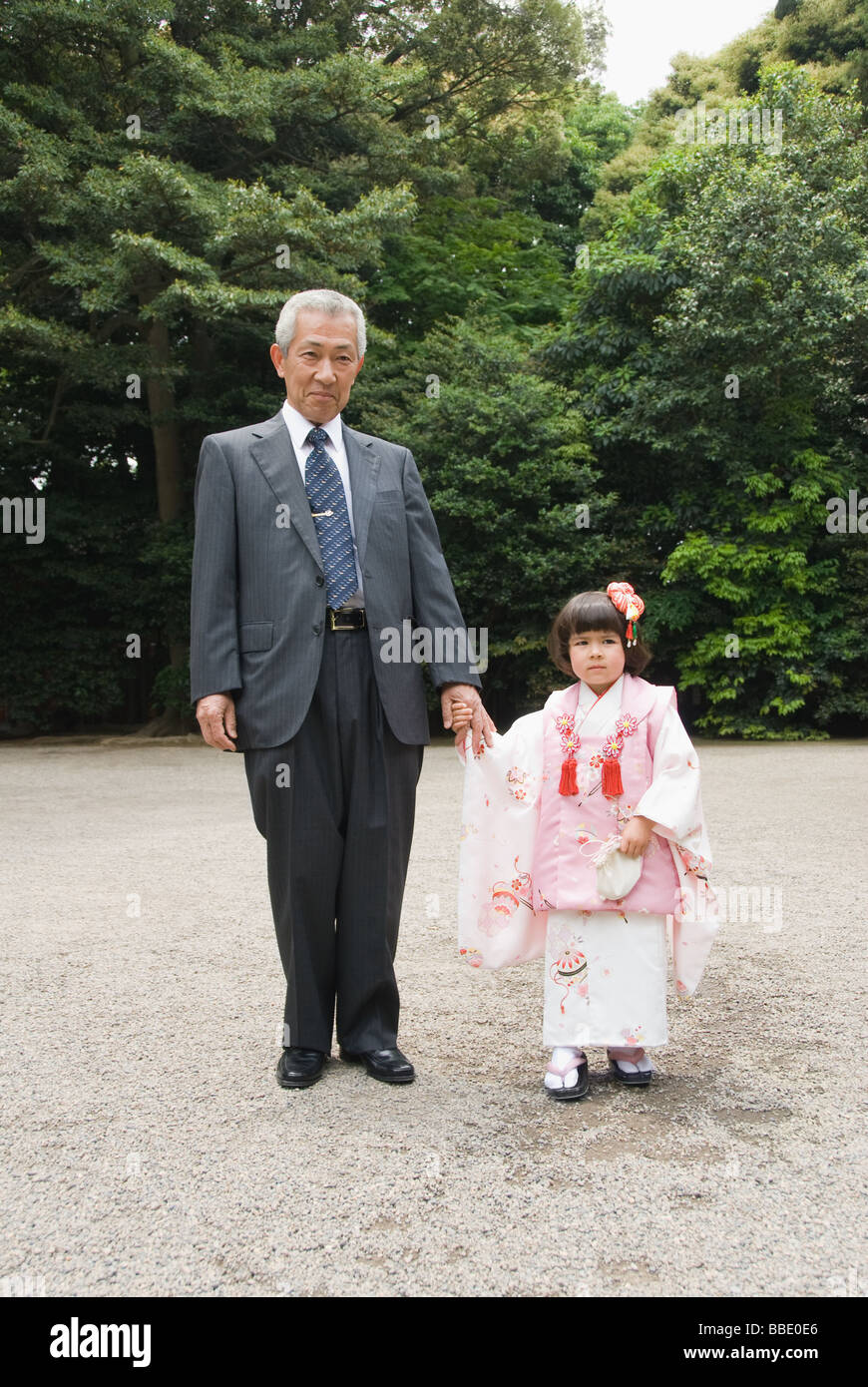 Il nonno con il nipote di indossare il kimono Foto Stock