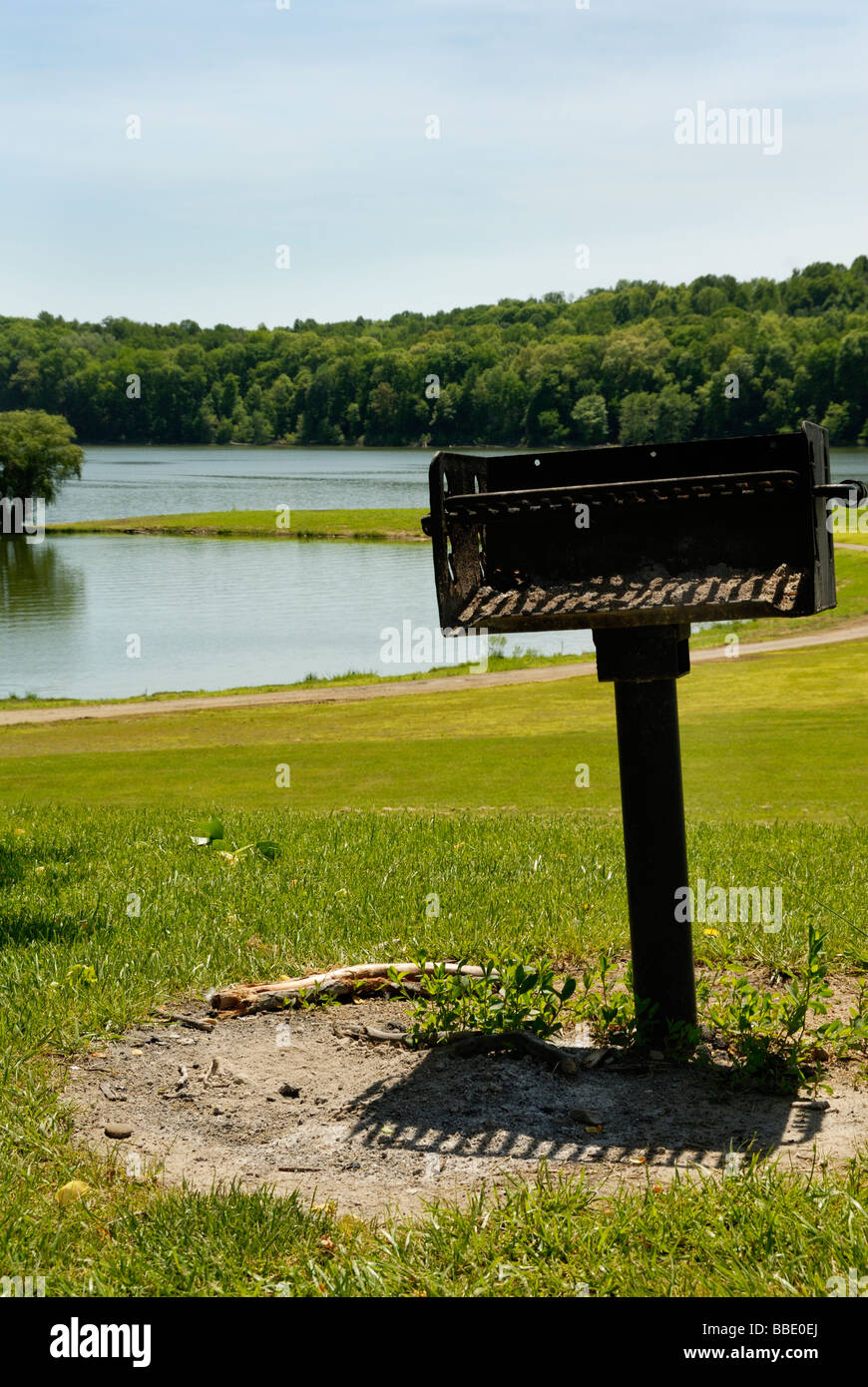 Grill su una collina che si affaccia su un lago Foto Stock