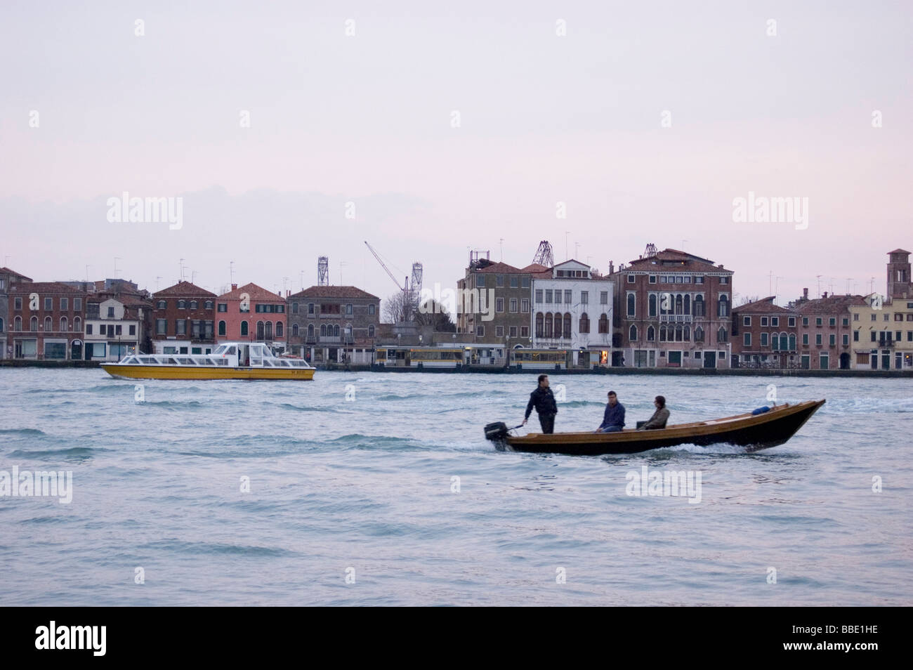 Lo skyline di Venezia con barche nella parte anteriore Foto Stock