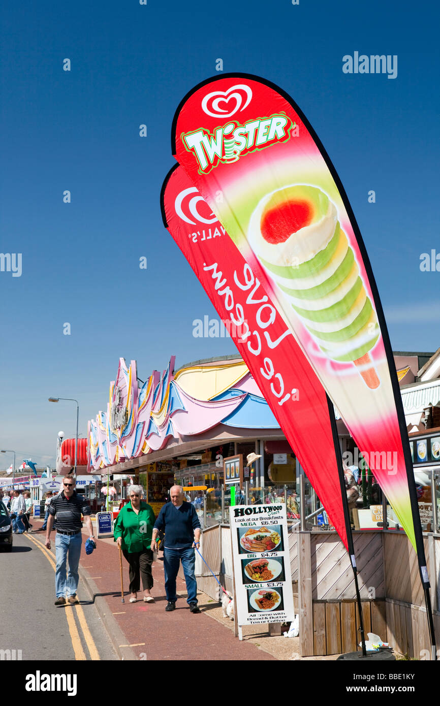Regno Unito Inghilterra Norfolk Hemsby Beach Road colorato Twister gelato banner pubblicitario Foto Stock