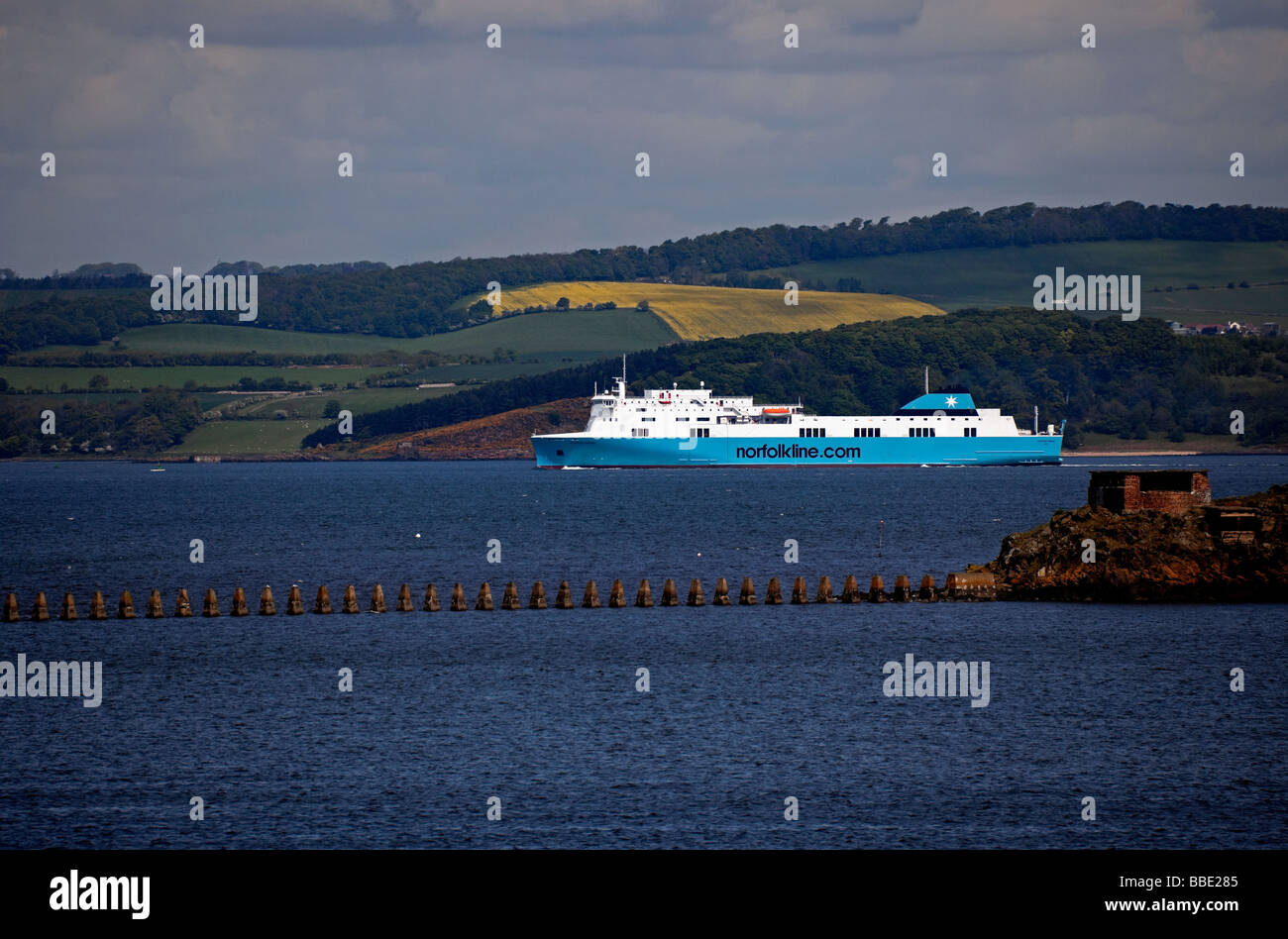 Rosyth traghetto, Forth Estuary, Scozia, con Fife Coast in background Foto Stock