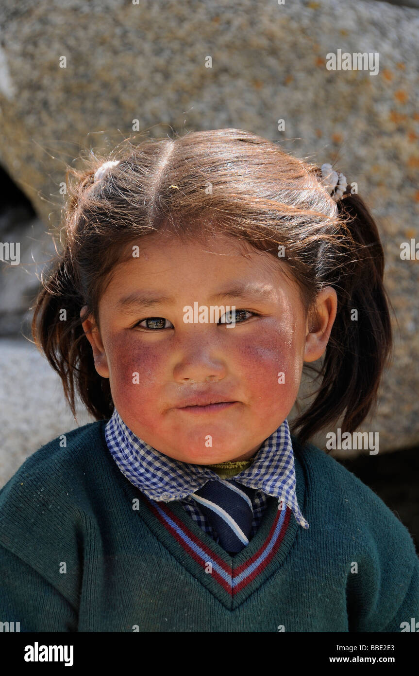 Ladakhi scuola elementare ragazza in uniforme in un villaggio a 4000m sopra il livello del mare vicino a Khalsar, Khargongla Pass, Ladakh, India, H Foto Stock