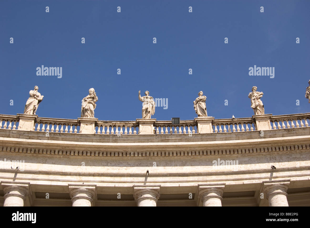 Sculture sulla Basilica di San Pietro colonnato in Vaticano. Foto Stock