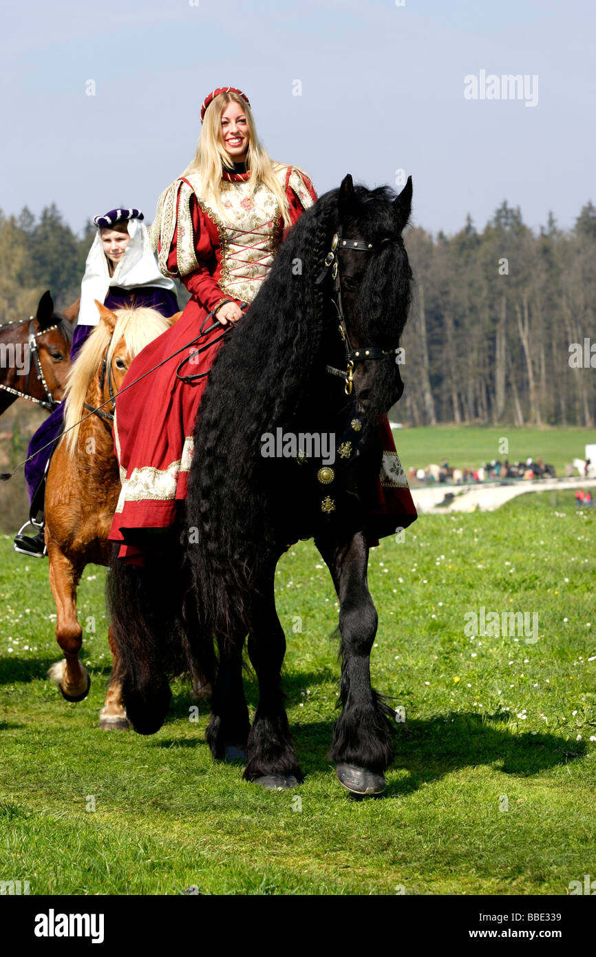 La principessa in sella ad un cavallo in Saint George Parade Traunstein Baviera Germania Foto Stock