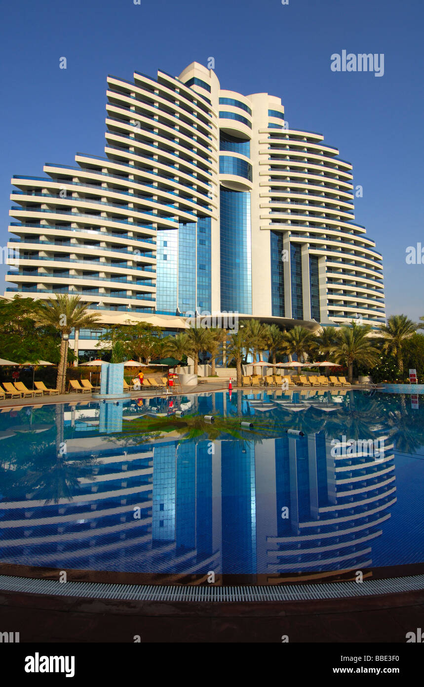 Hotel Le Meridien Al Aqah Beach Resort Hotel specchiato in piscina, Fujairah, Emirati Arabi Uniti, Emirati arabi uniti Foto Stock