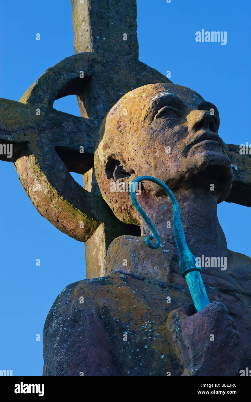 Una statua di San Aidan creato dall'artista Kathleen Parbury nel 1958 ed eretta in suo onore a Lindisfarne, Northumberland Foto Stock