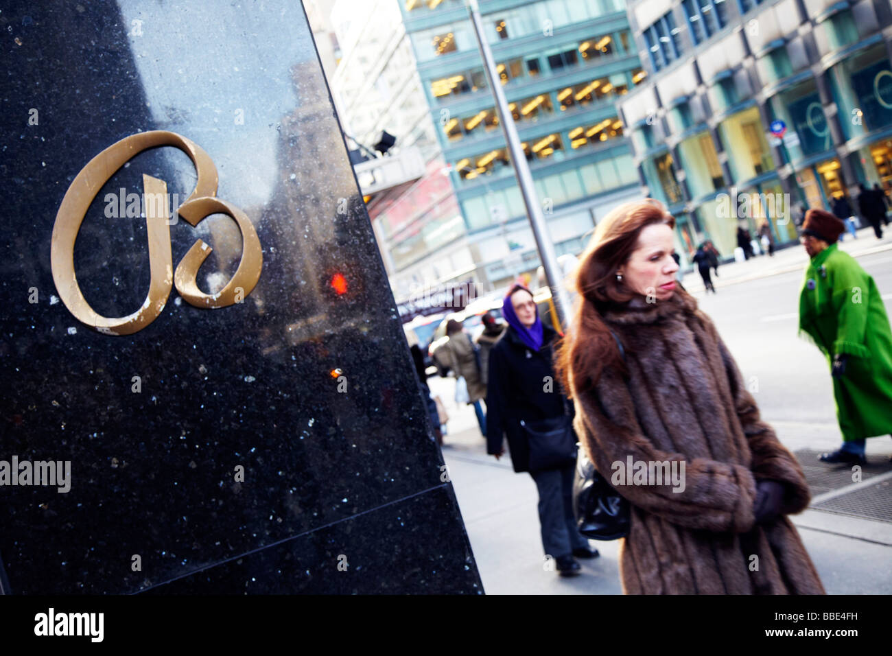 Donna che cammina, Bloomingdales, la Fifth Avenue, New York Foto Stock