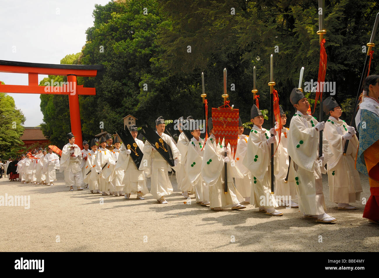 Inizio della processione dalla Shimogamo al santuario Mikage a Mt. Mikage, ad ovest della montagna Hie, Kyoto, Giappone, Asia Foto Stock