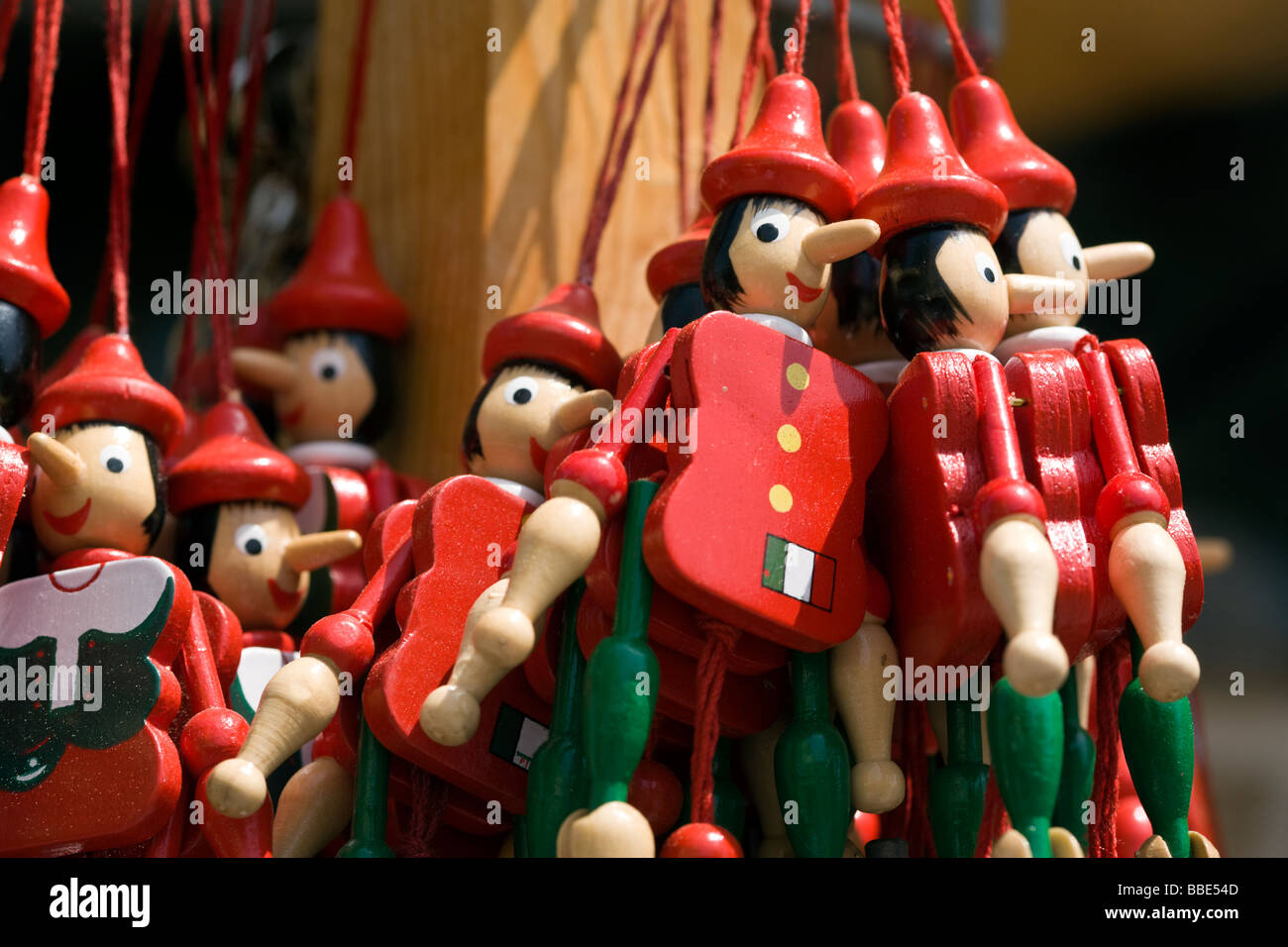 Pinocchio in legno burattini al mercato stand, Collodi, Toscana, Italia Foto Stock