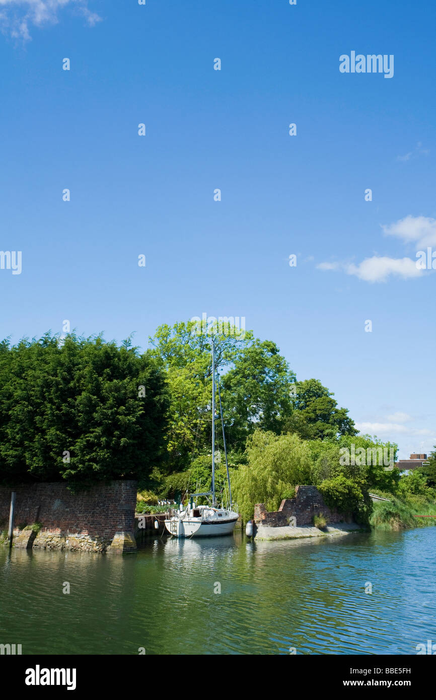 Imbarcazione attraccata al fondo del giardino. Emsworth Harbour, Hampshire, Regno Unito Foto Stock
