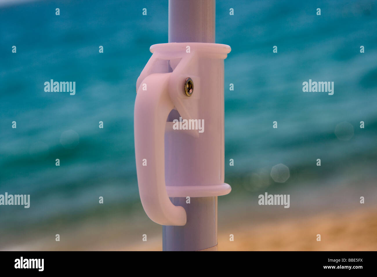 Parte di plastica bianca di ombrellone su uno sfondo di mare Foto Stock