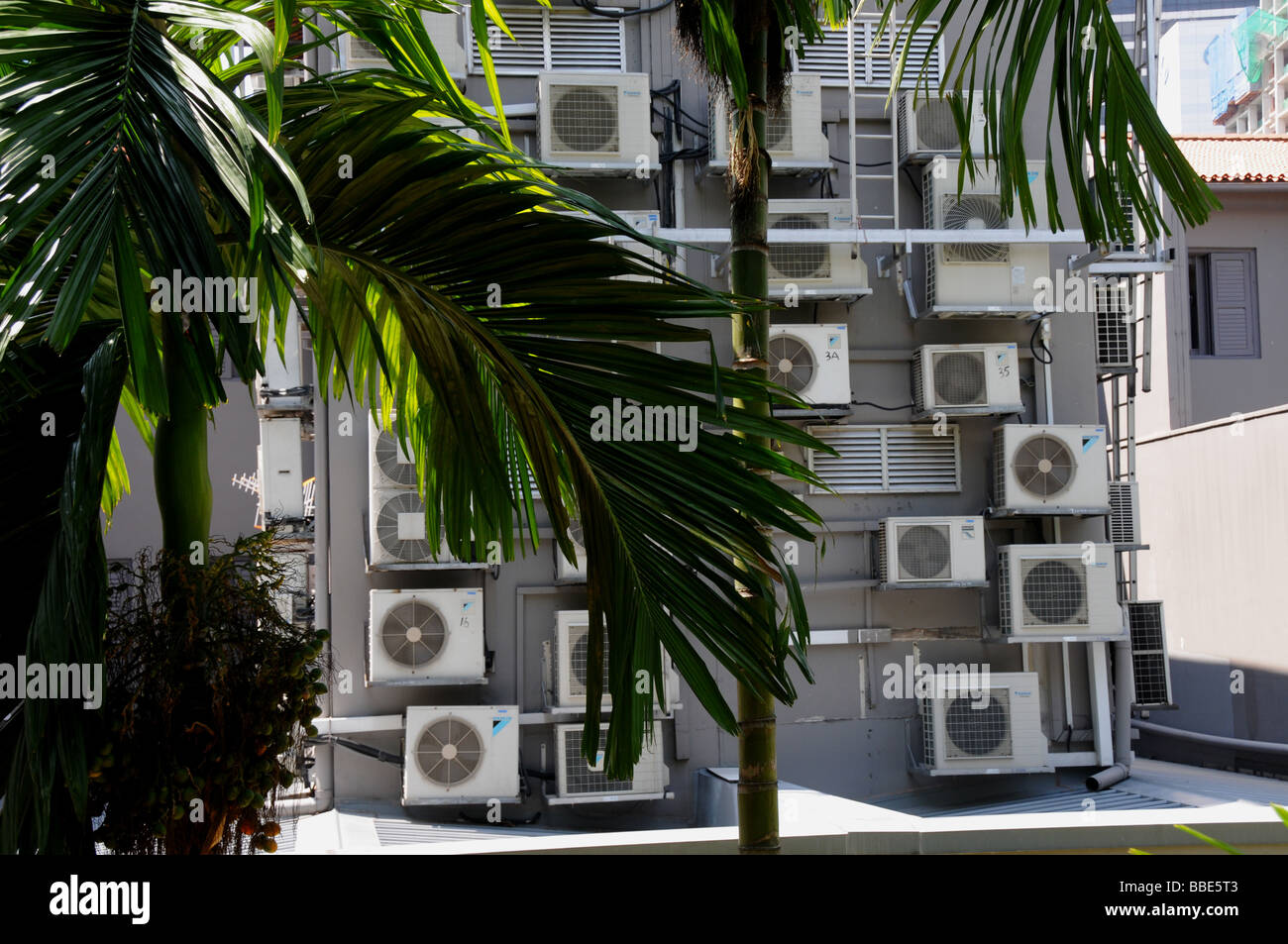 Condizionatori di aria sul retro di un blocco di appartamenti in Singapore. Foto Stock