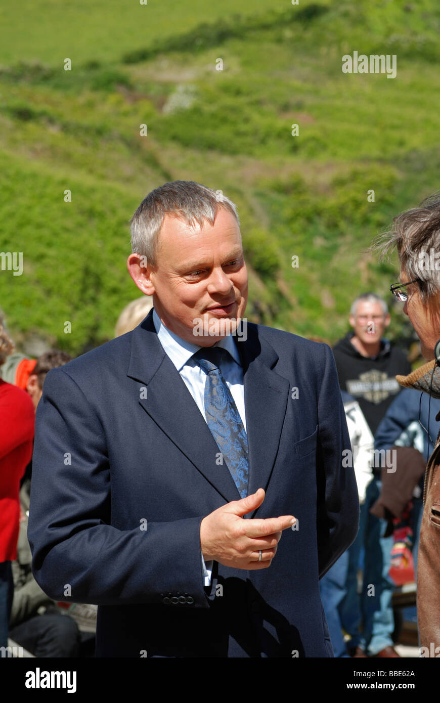 Attore britannico Martin Clunes conversazioni durante una pausa nelle riprese a Port Isaac in Cornovaglia della serie televisiva 'Doc Martin' Foto Stock