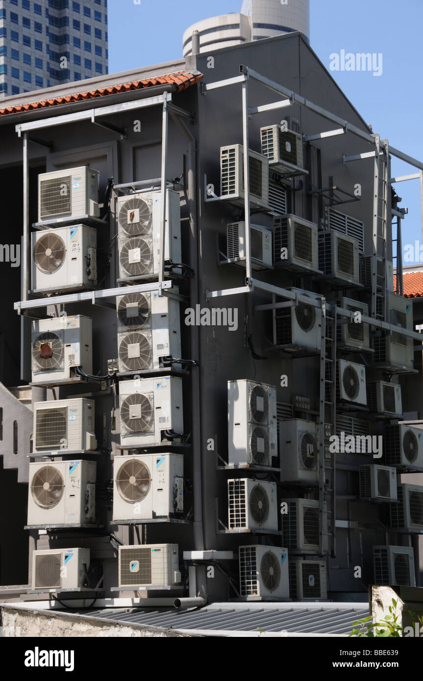 Condizionatori di aria sul retro di un blocco di appartamenti in Singapore. Foto Stock