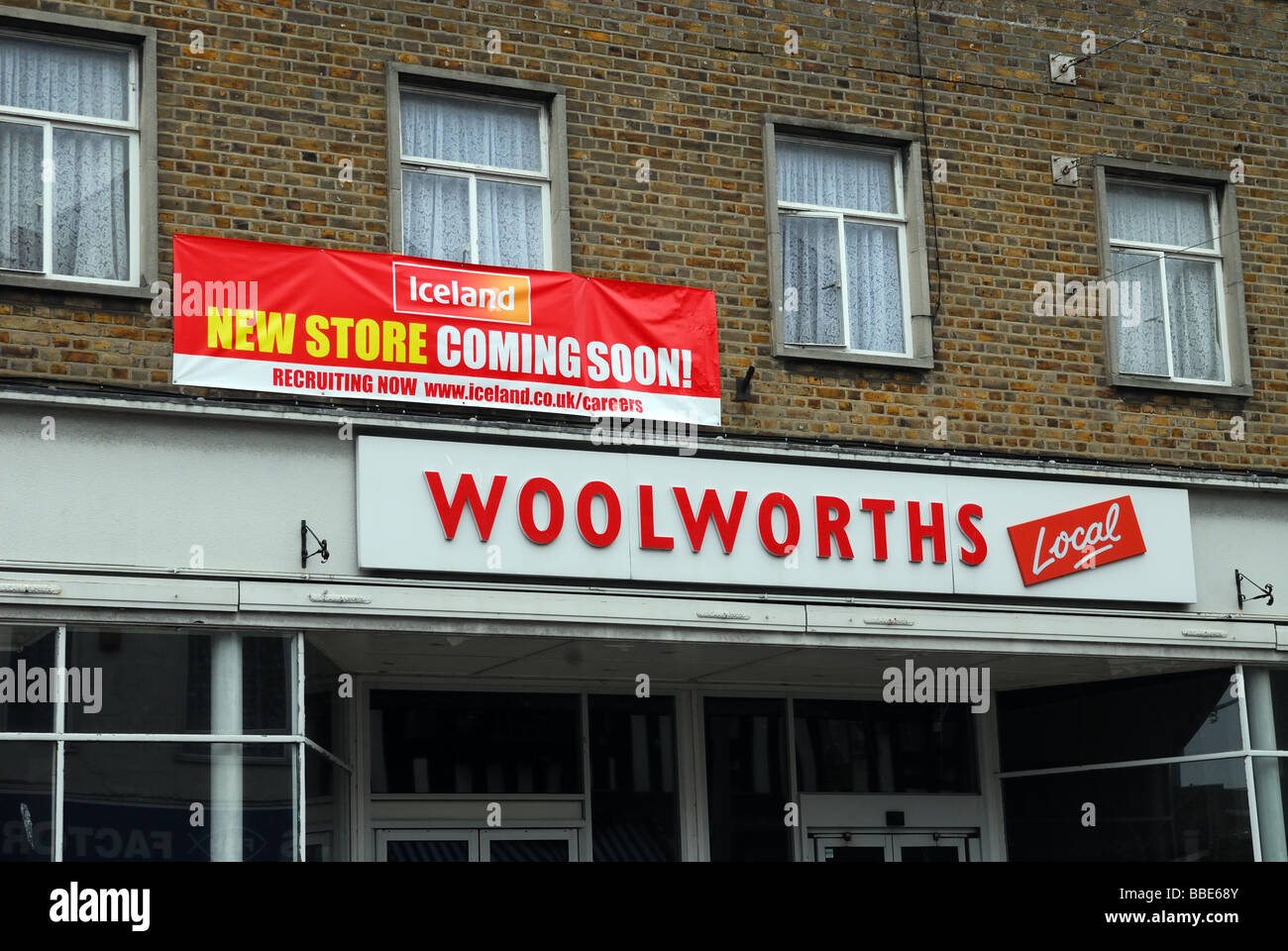 Un vuoto di Woolworths Store in Broadstaires Kent con un banner che annuncia un'Islanda dell'apertura del negozio vi presto. Foto Stock