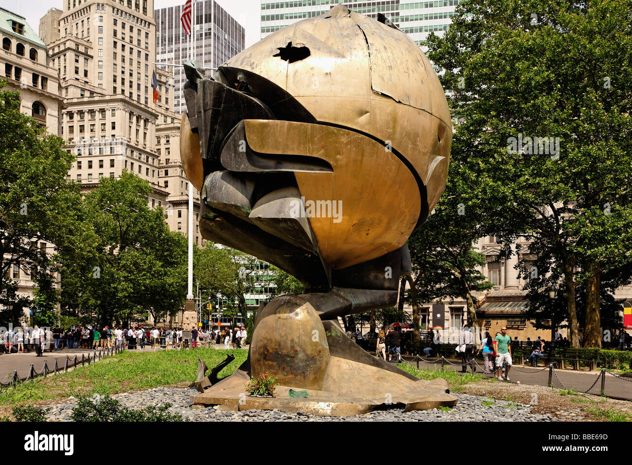 Scultura caduto dal World Trade Center edifici sul display nella parte inferiore di Manhattan anche conosciuto come il quartiere finanziario di nuova Foto Stock