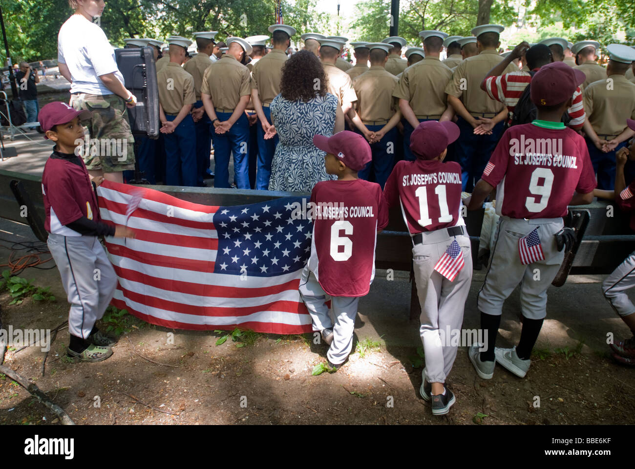 Poco ispanica i leghisti durante la cerimonia di premiazione dopo la più antica in esecuzione il Memorial Day Parade di New York Foto Stock