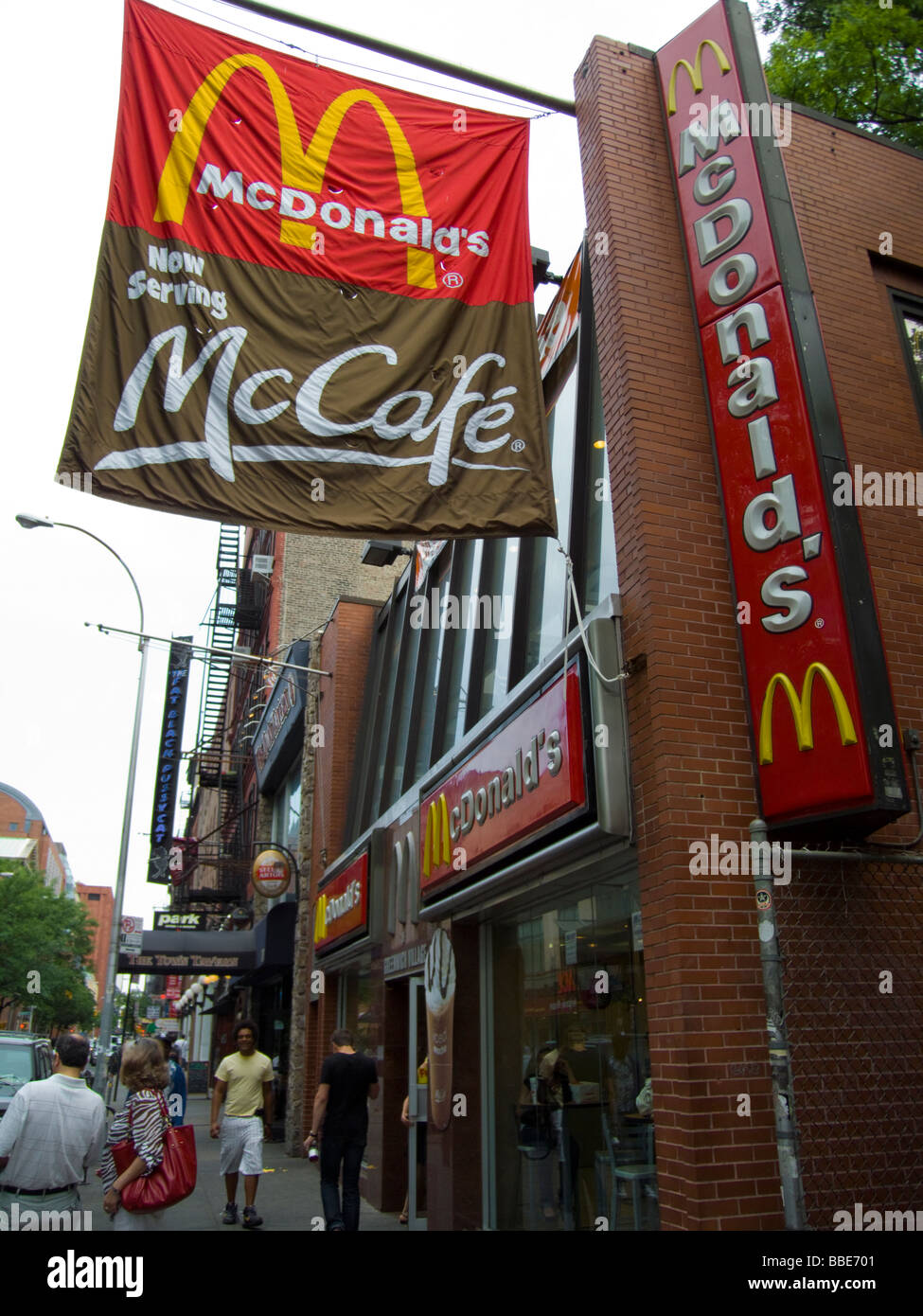 Un ristorante McDonalds in New York promuove s McCafé Foto Stock