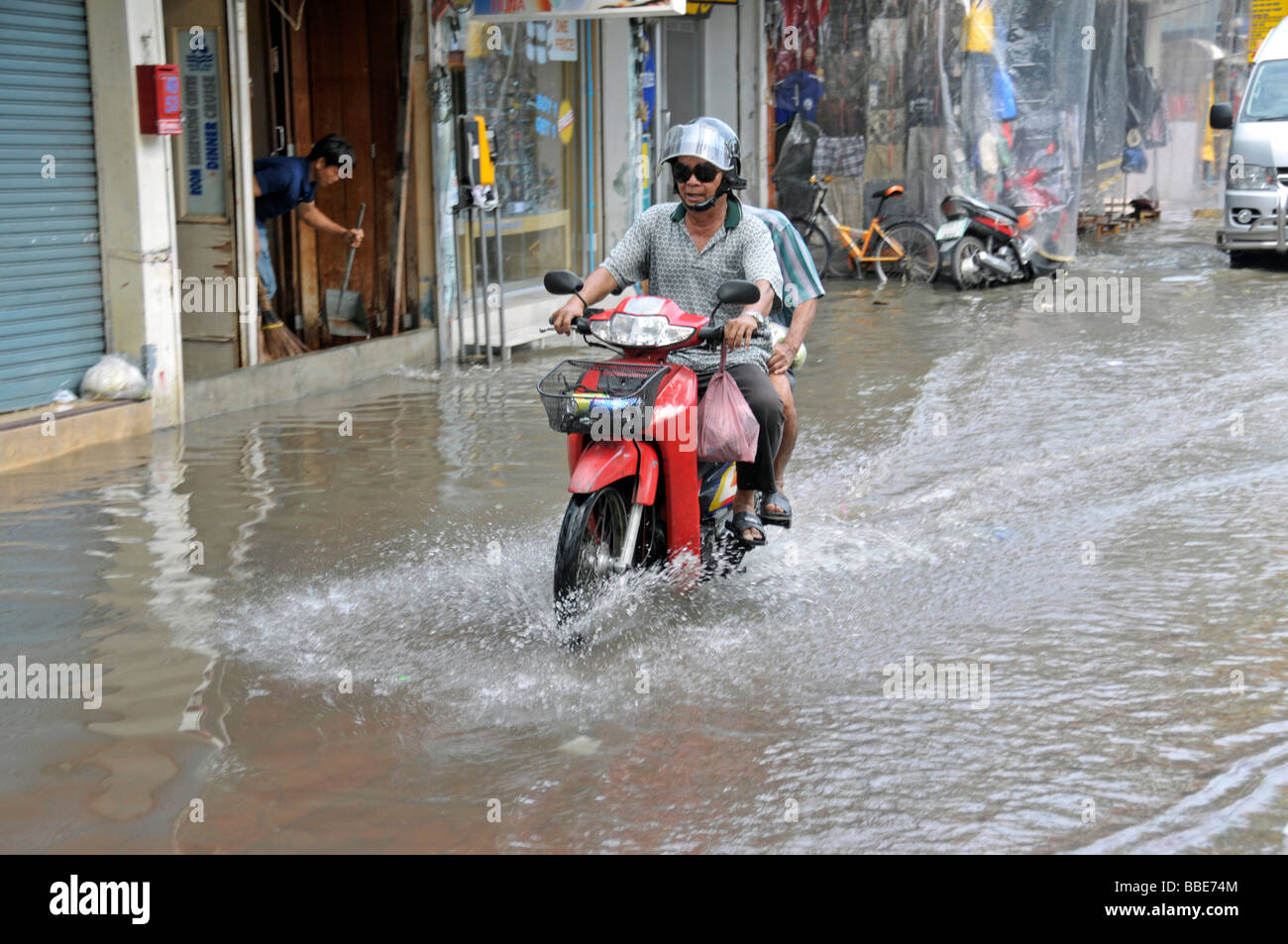 Parzialmente allagato strade dopo una violenta tempesta, Bangkok, Thailandia, Asia Foto Stock