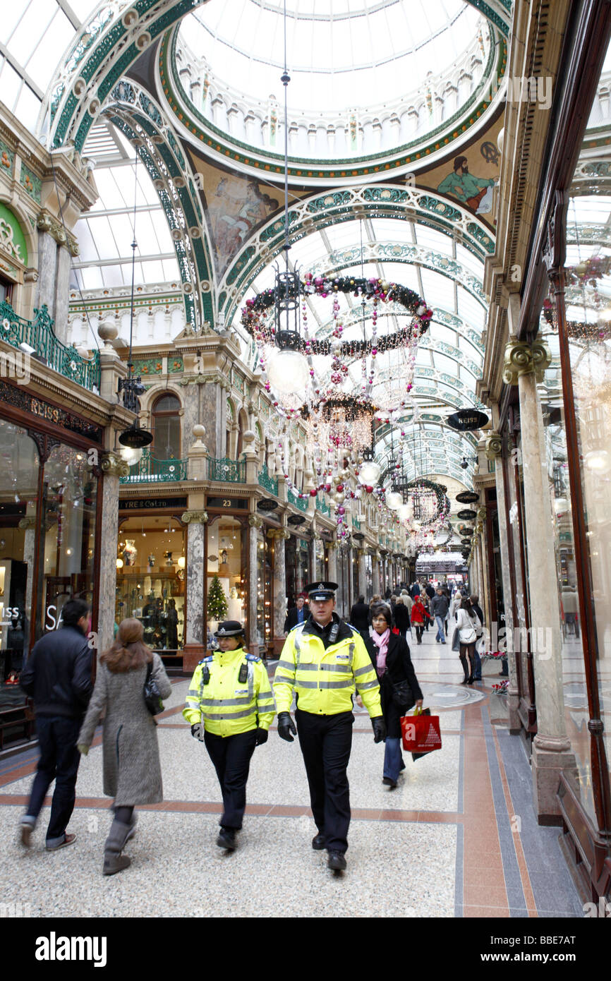 PCSO s a Leeds Victoria Quarter Foto Stock