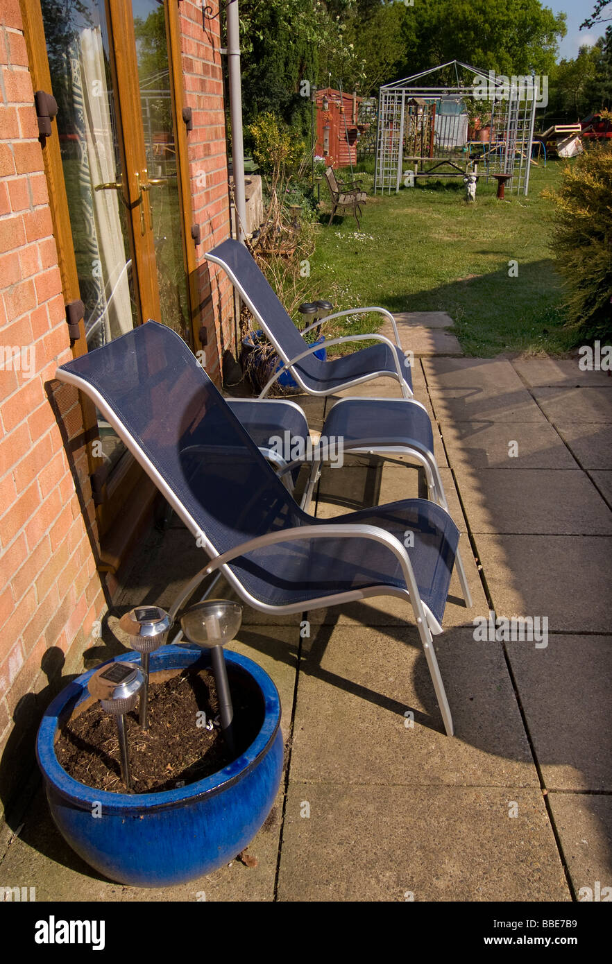 Retro del giardino patio con sedie vuote di Sun Foto Stock