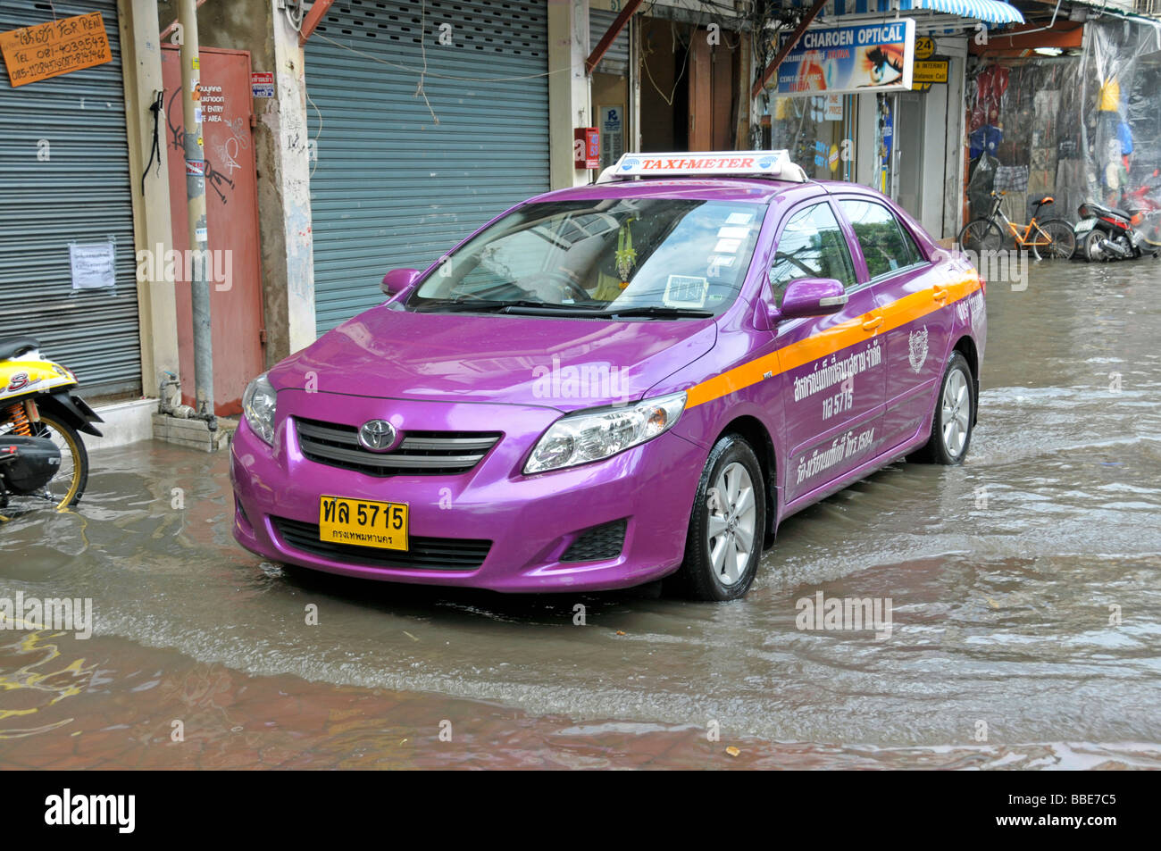 Parzialmente allagato strade dopo una violenta tempesta, Bangkok, Thailandia, Asia Foto Stock