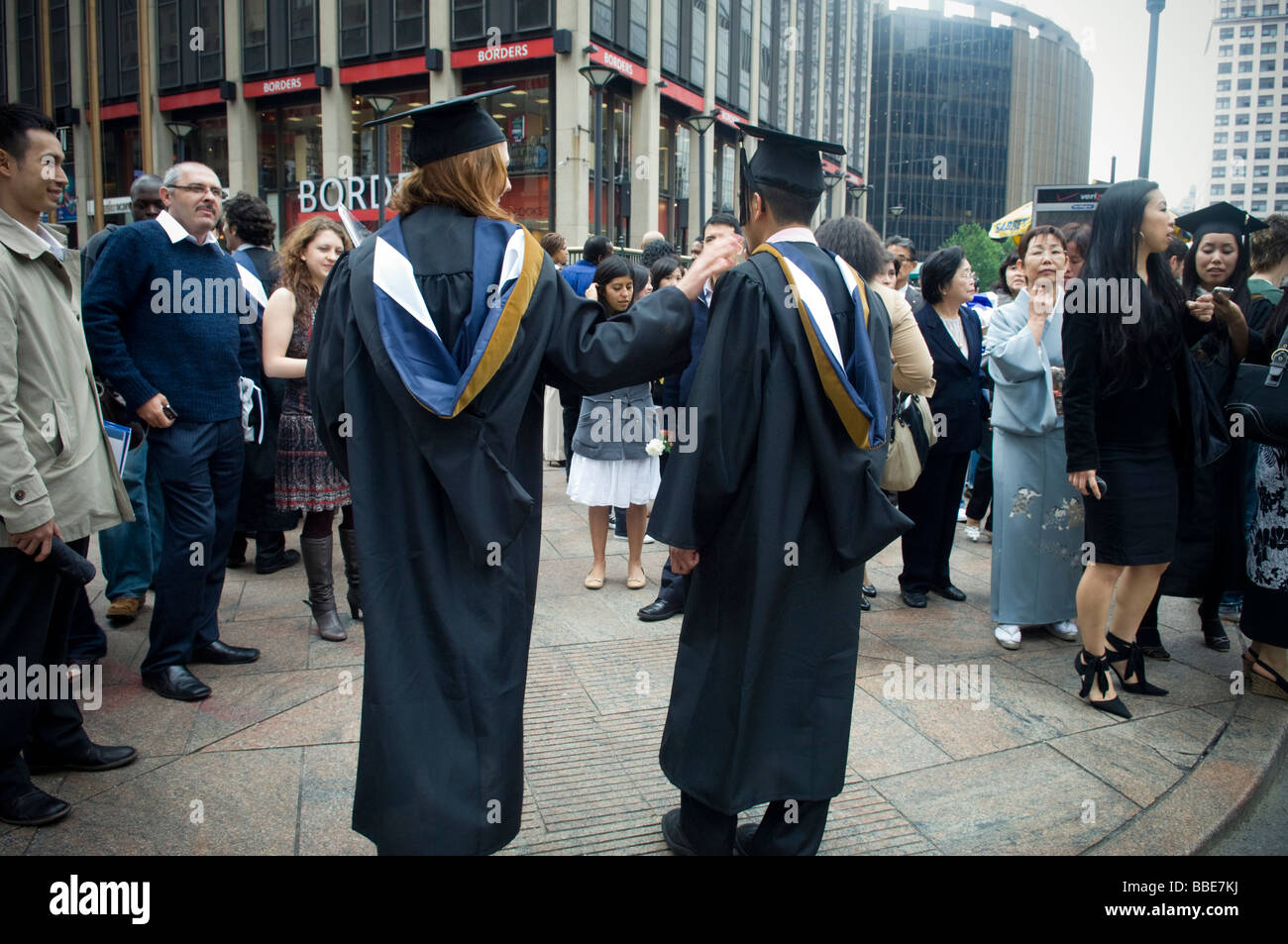 Molto neolaureati di Baruch College della City University di New York al di fuori del Madison Square Garden di New York Foto Stock
