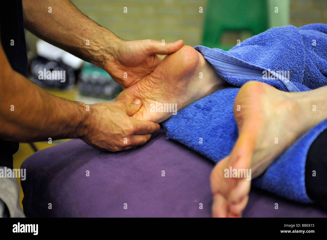 Massaggiatore massaggio piedi guide dopo il completamento del decimo Great Eastern eseguire Bungay Suffolk Inghilterra 2009 Foto Stock