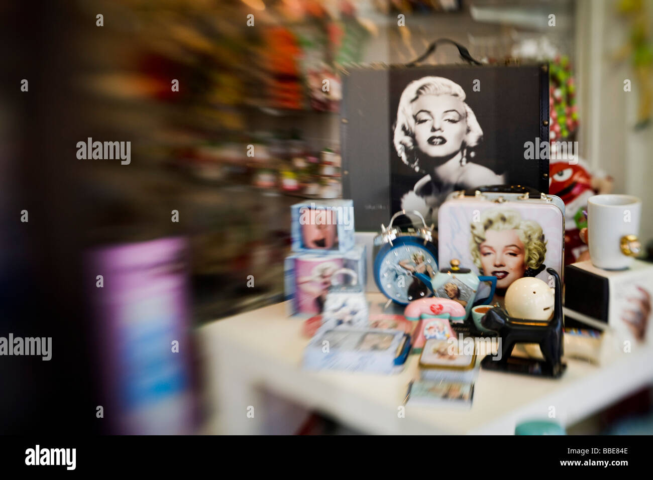 Marilyn Monroe merchandise nella vetrina di un negozio di Hollywood Boulevard Los Angeles County in California negli Stati Uniti d'America Foto Stock