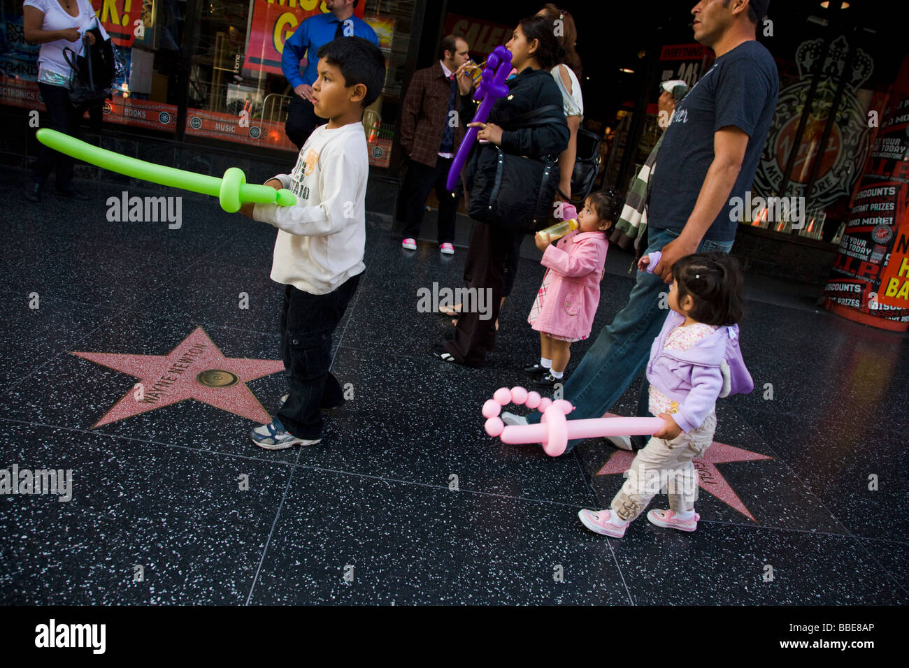 Una famiglia passeggiate su Hollywood Boulevard Los Angeles County in California negli Stati Uniti d'America Foto Stock