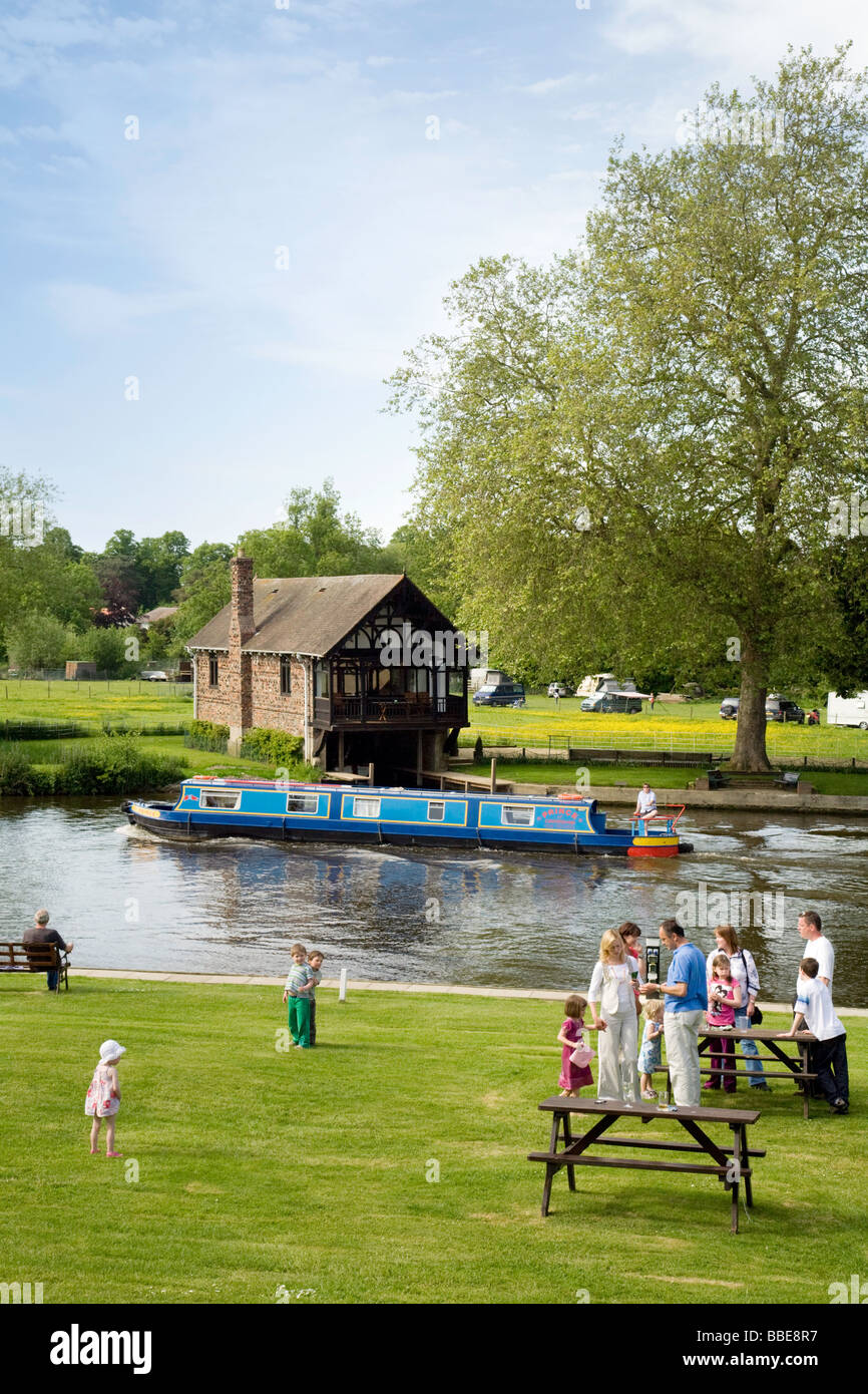 Per coloro che godono di una splendida giornata di sole sulle rive del fiume Tamigi a Shillingford, Oxfordshire, Regno Unito Foto Stock