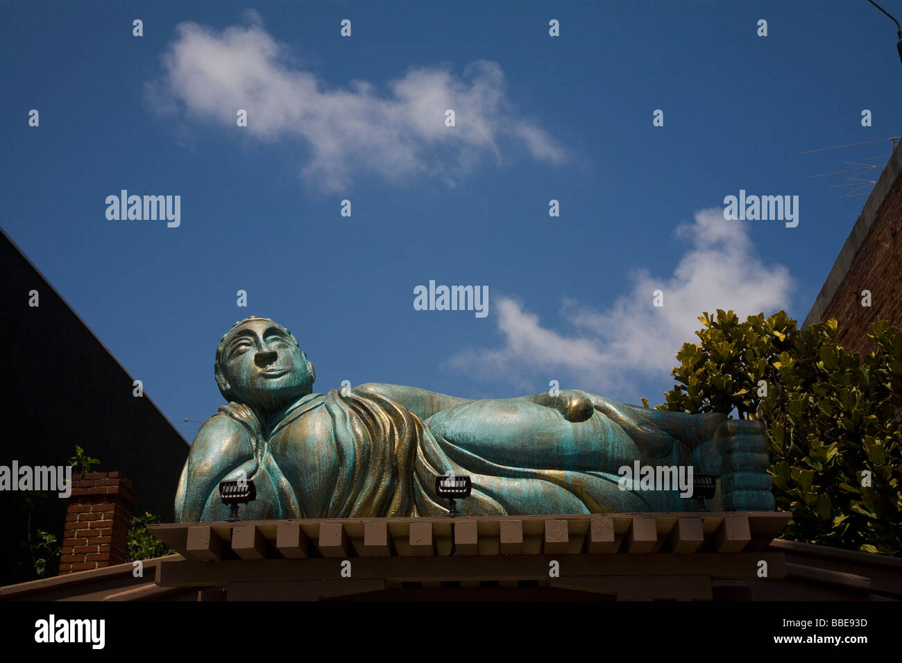 Un Buddha scultura sopra l'entrata di un negozio su Abbott Kinney Blvd Venice Beach Foto Stock