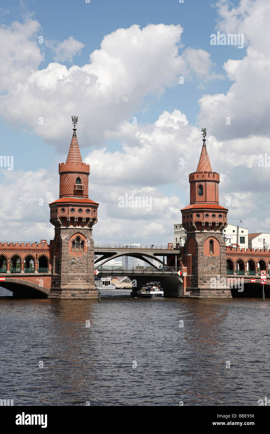 Oberbaumbruecke ponte che attraversa il fiume Sprea a Berlino, Germania, Europa Foto Stock