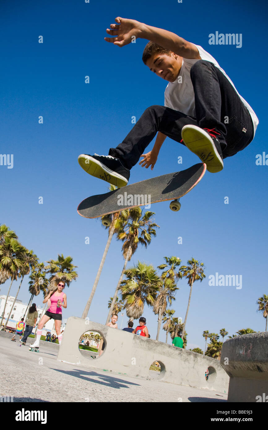 Guidatore di skateboard facendo un trucco Venice Beach Los Angeles County in California negli Stati Uniti d'America Foto Stock