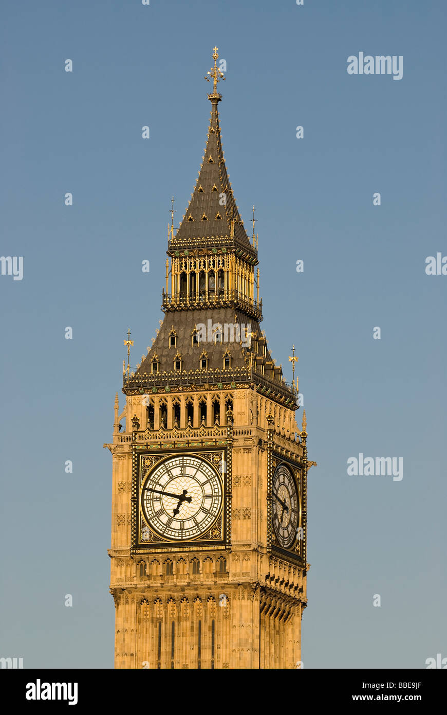 Una vista ravvicinata della sezione superiore dell'iconico simbolo di Londra Big Ben Foto Stock