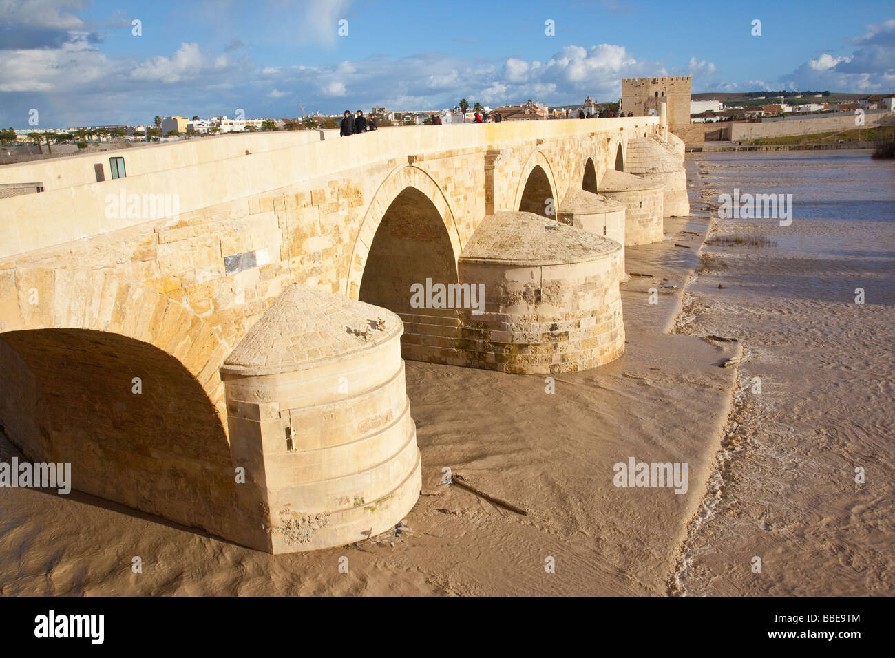 Puente Romano o ponte romano sul fiume Guadalquivir in Cordoba Spagna Foto Stock