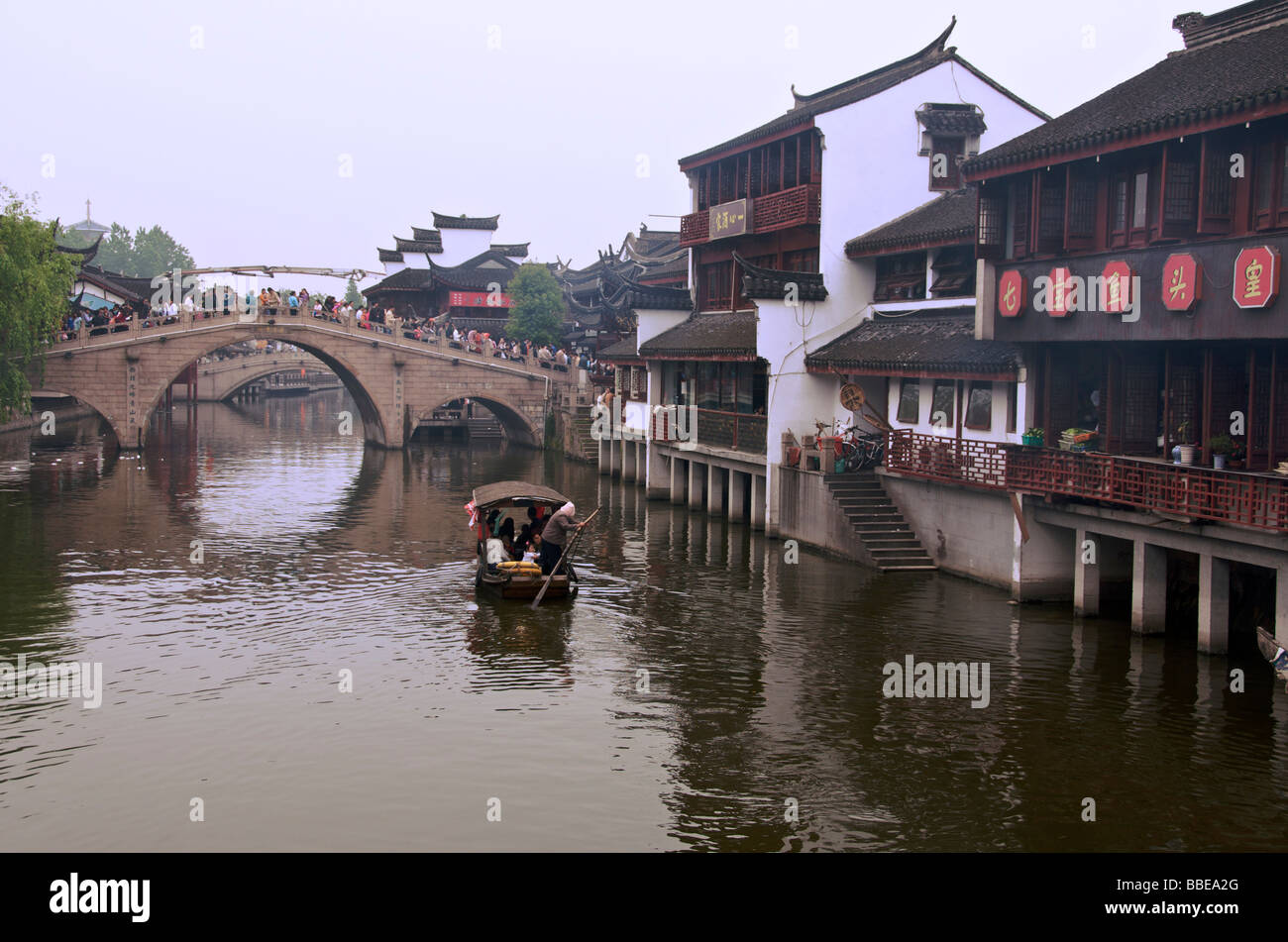 Canal e ponte antica città di Qibao Shanghai in Cina Foto Stock