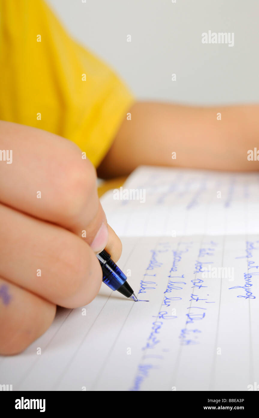 Ragazzo che sta facendo il suo dovere in inglese per la scuola Foto Stock