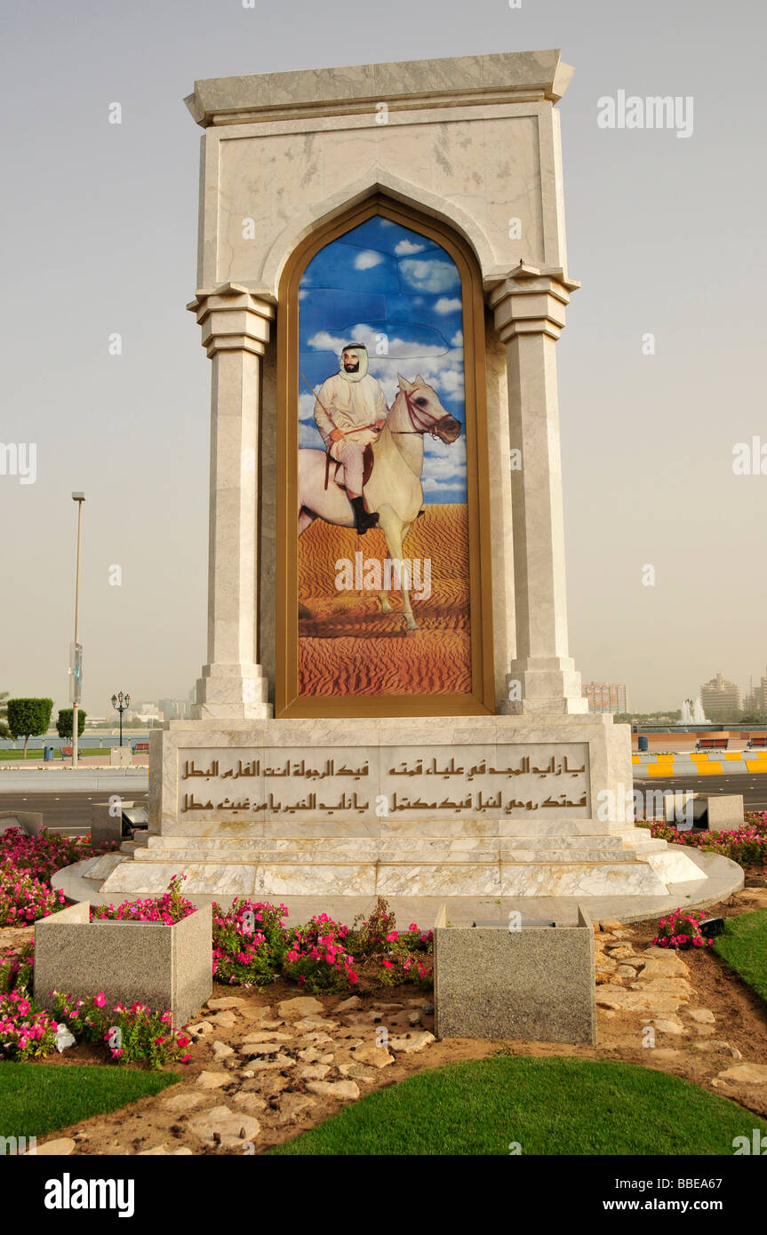 Raffigurazione del tardo Sheikh Zayed bin Sultan Al-Nahyan su un cavallo, nel distretto di frangiflutti, Abu Dhabi United Arab Emira Foto Stock