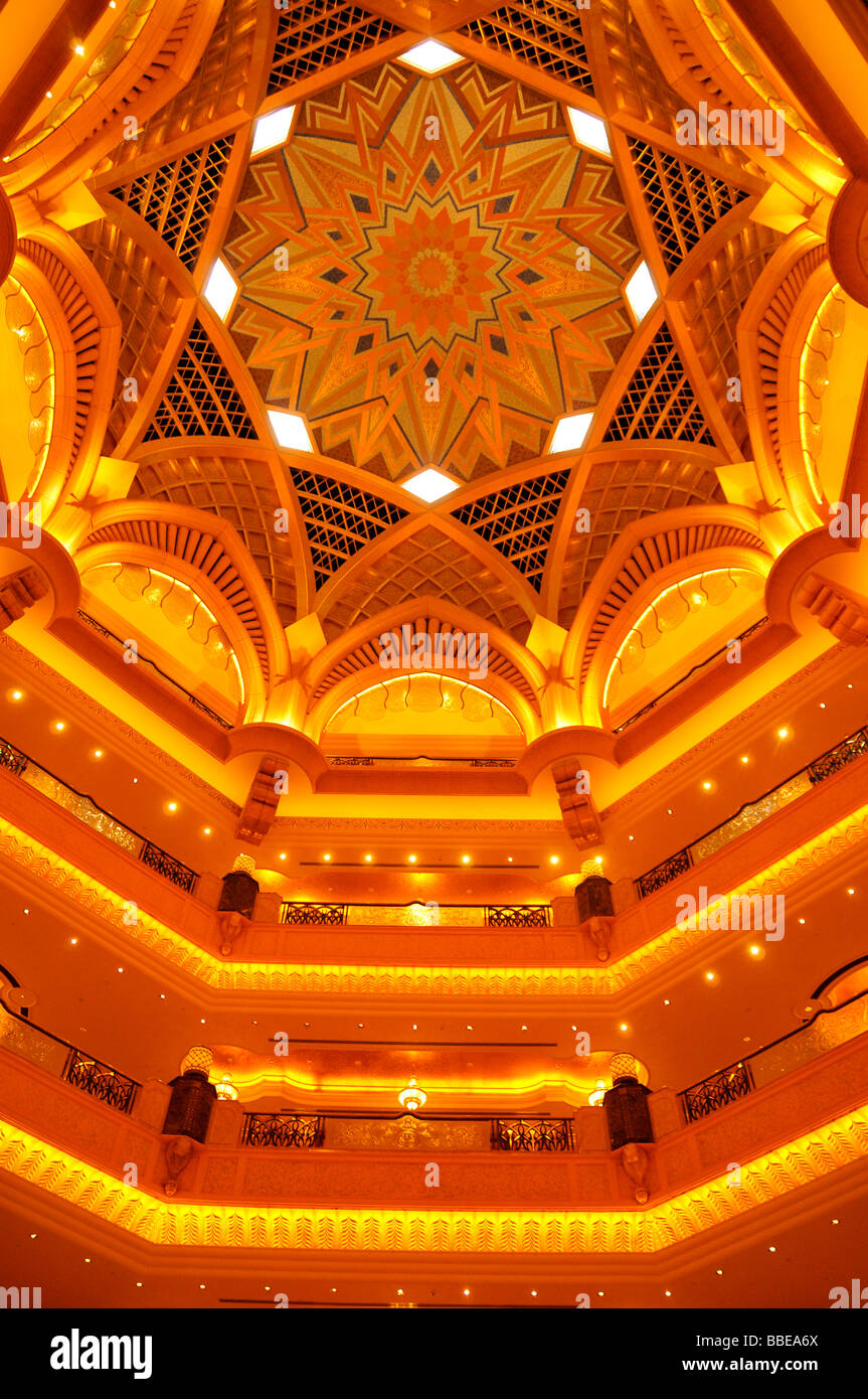 Cupola dorata nella lobby dell'Emirates Palace Hotel Abu Dhabi, Emirati Arabi Uniti, in Arabia, in Medio Oriente, Orient Foto Stock