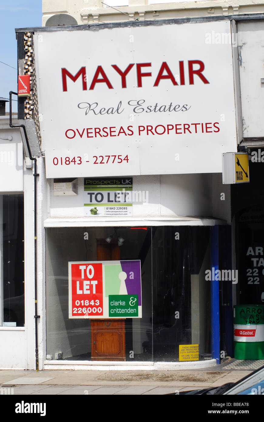 Un vuoto Overseas real estate shop con un grande per far firmare nella sua finestra anteriore Margate Kent REGNO UNITO Foto Stock
