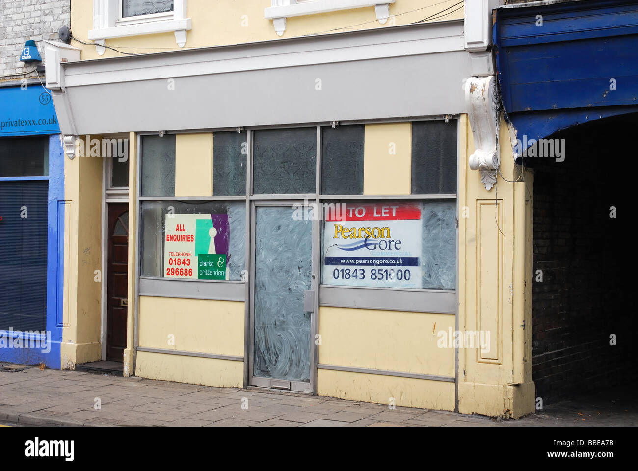 Un negozio di vuoto per lasciare in bianco con finestre verniciate Margate Kent REGNO UNITO Foto Stock