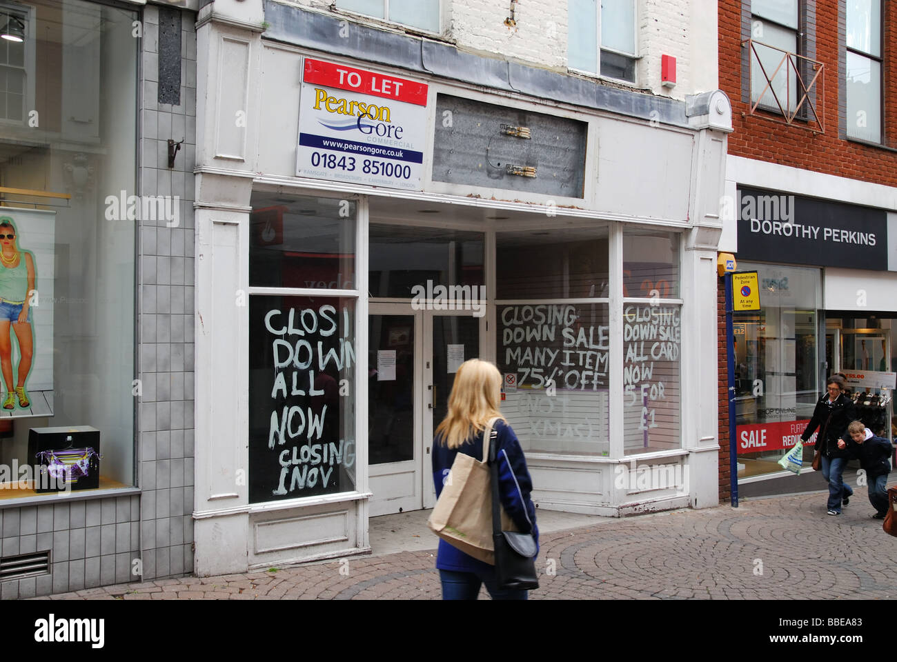 Un negozio di vuoto con un segno dipinto dicendo chiudendo la vendita di Ramsgate Kent REGNO UNITO Foto Stock