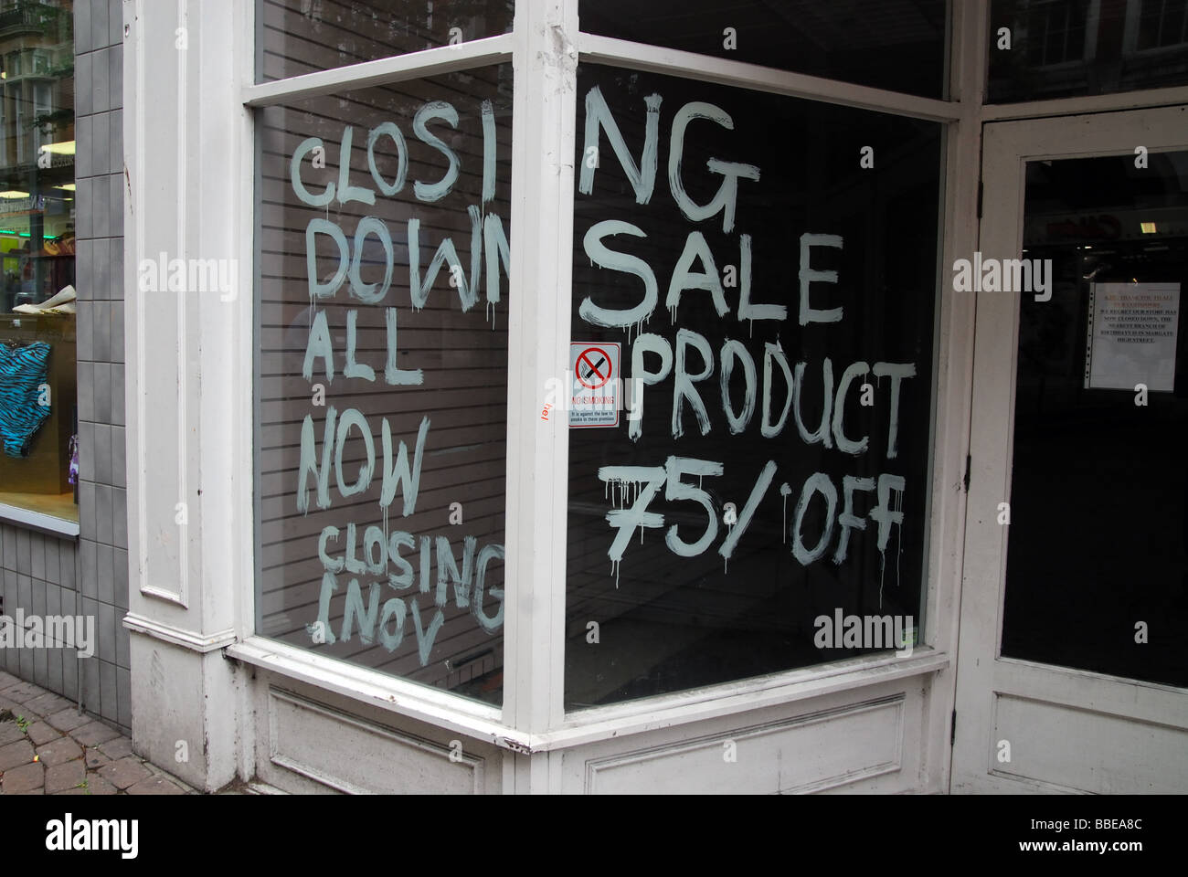 Un negozio di vuoto con una finestra dipinta segno dicendo chiudendo la vendita di Ramsgate Kent REGNO UNITO Foto Stock