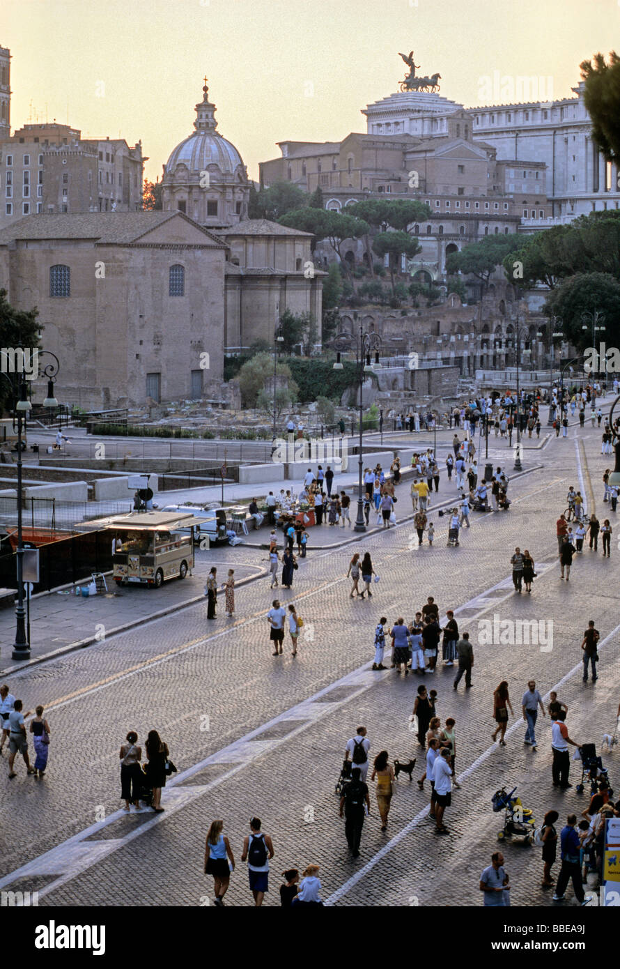 La gente sulla Via dei Fori Imperiali di Roma, Lazio, l'Italia, Europa Foto Stock