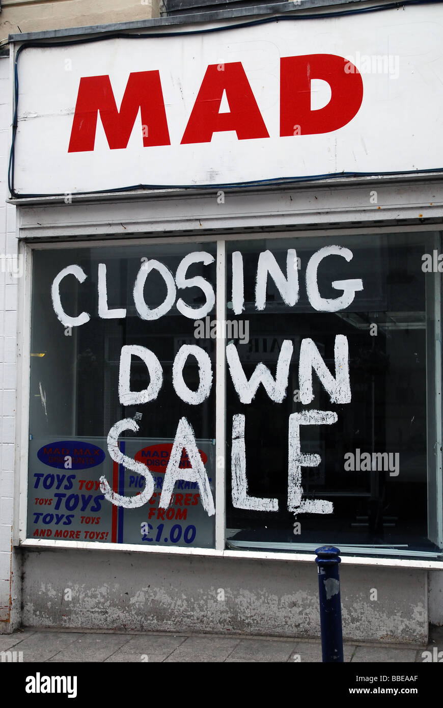 Un negozio di vuoto con un segno dipinto dicendo chiudendo la vendita di Ramsgate Kent REGNO UNITO Foto Stock